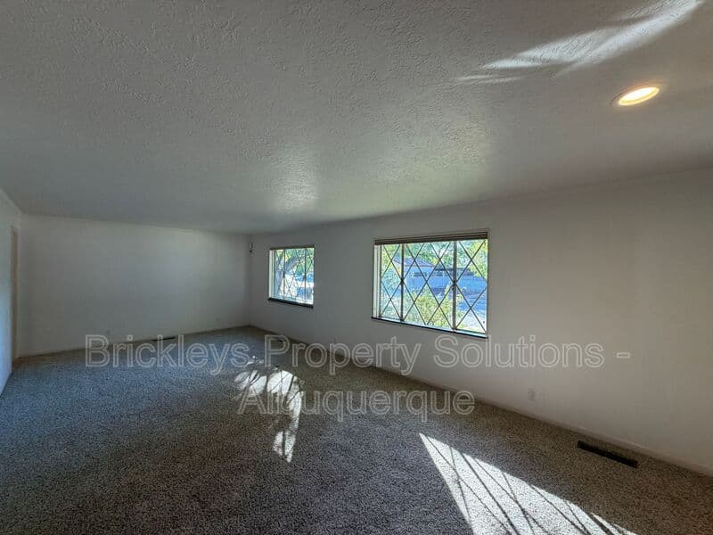Albuquerque House: 7121 Edwina Ave NE