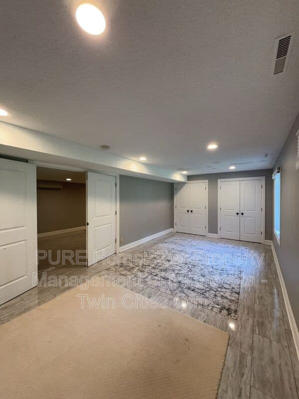 Edina House: 7420 Hyde Park Cir