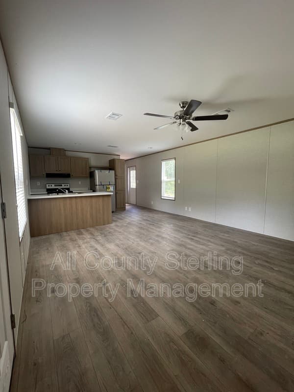 Lake City House: 150 SE Perfect Court