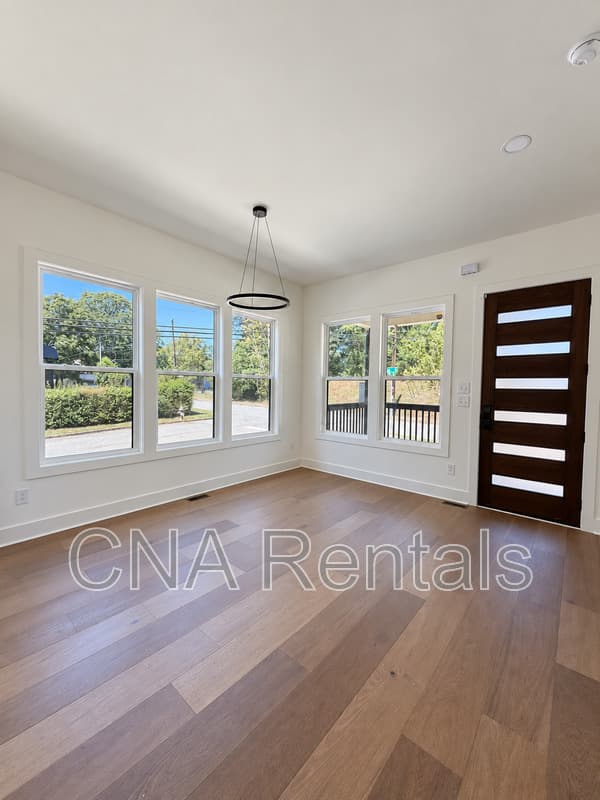 Atlanta House: 294 Roy St