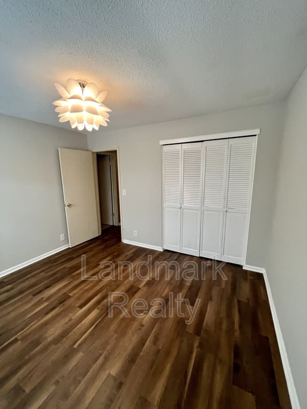 Warner Robins House: 116 Lake Front Drive