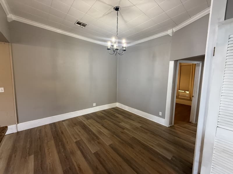 Ada House: 736 E 8th