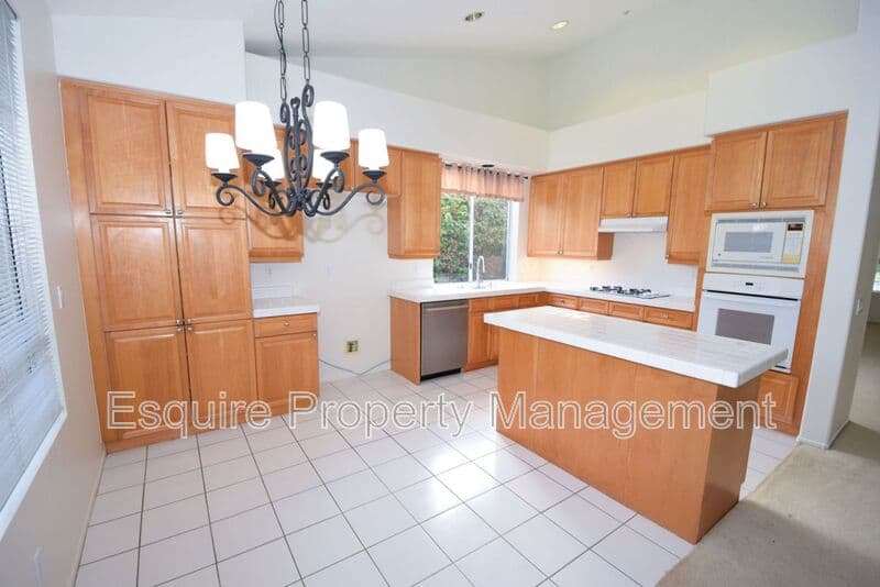 OXNARD House: 1821 LA QUINTA LN