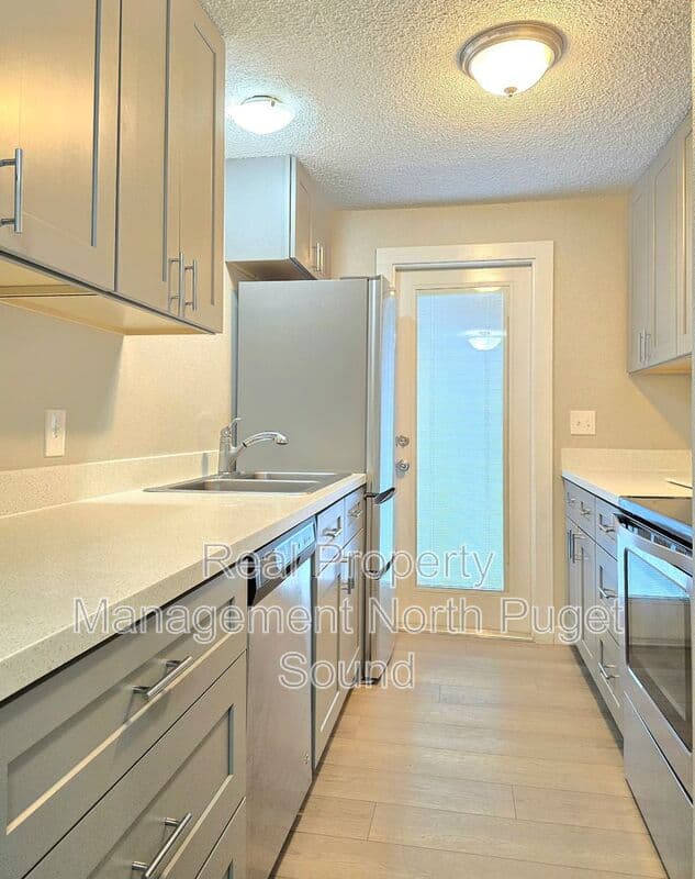 Gold Bar House: 236 7th St