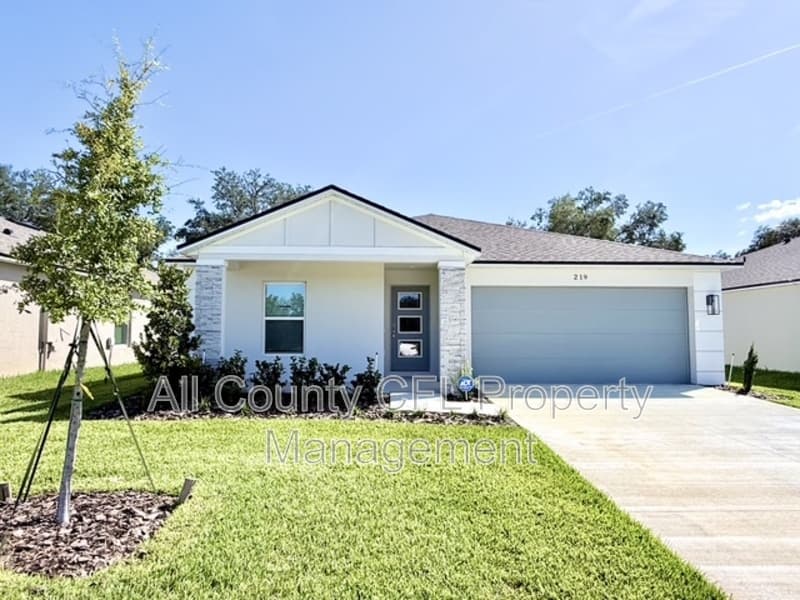 Lady Lake House: 219 Skyfield Court