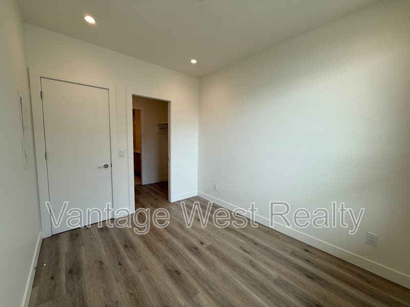 Kelowna Condo: 713-3300 Lakeshore Rd