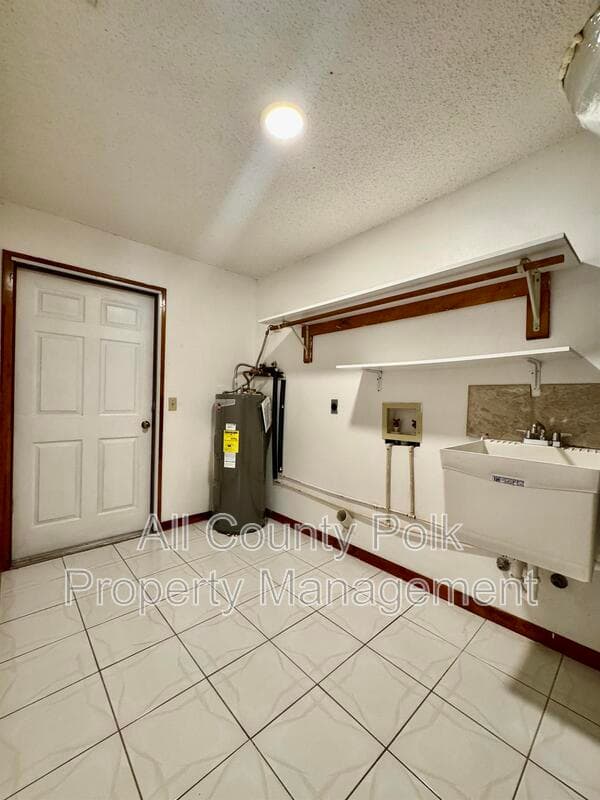 Lakeland House: 3919 Lehman Ct