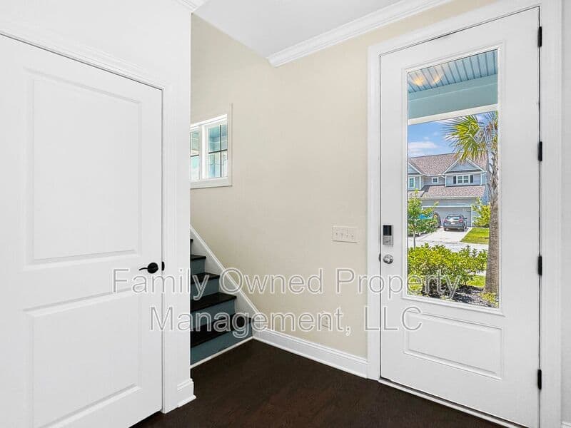 Summerville House: 128 Whaler Ave