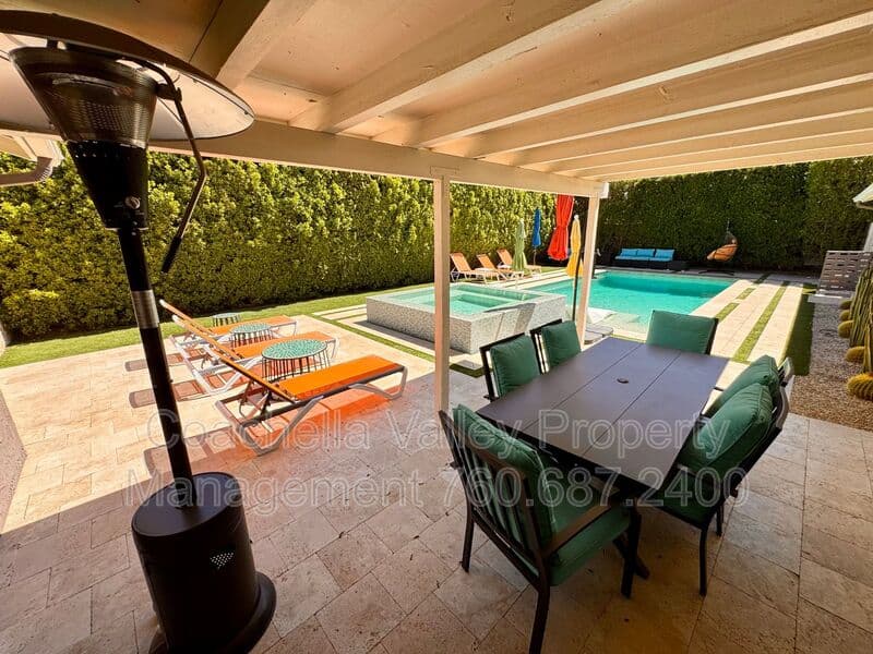 Palm Springs House: 2004 N San Antonio Rd