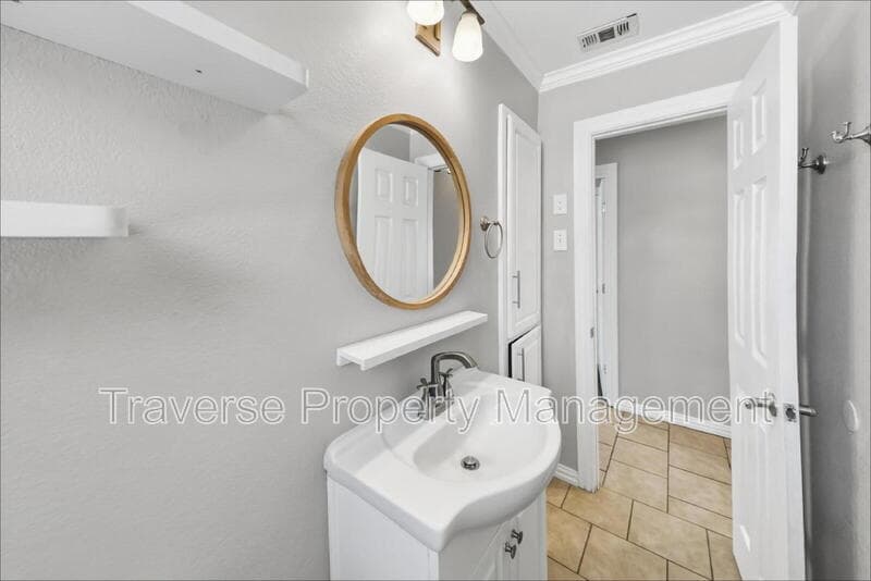 Fort Worth House: 1221 Blalock Avenue