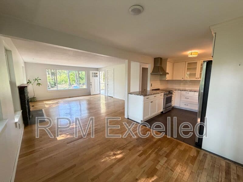 Kent House: 24625 148th Ave SE