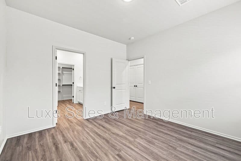 Okahoma City House: 10912 Oak Hollow Drive