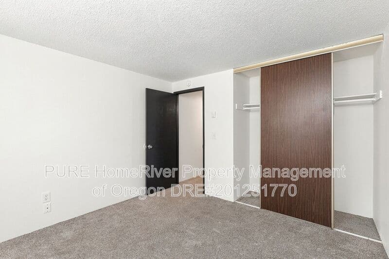 Portland Condo: 14142 NE Sandy Blvd