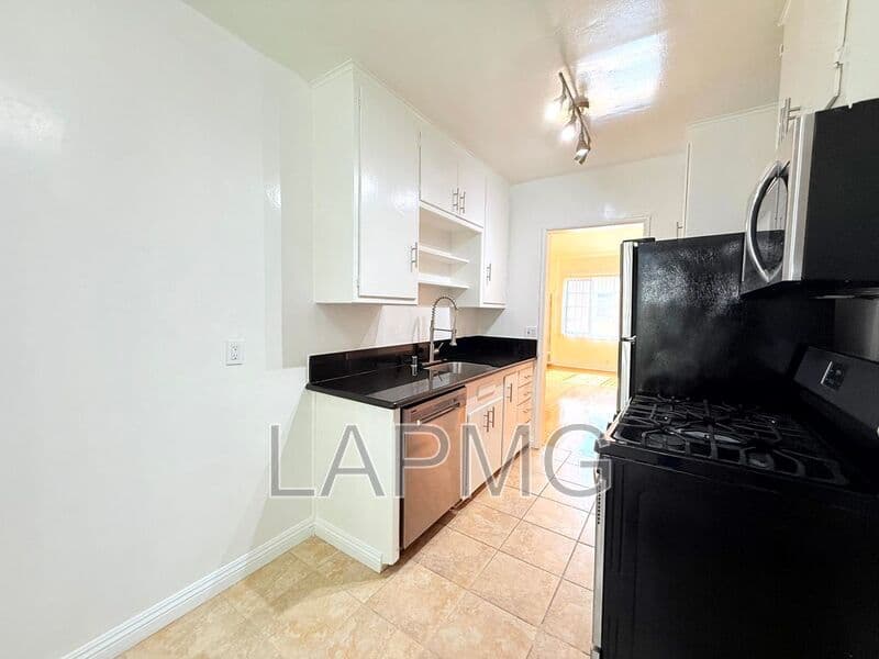 Los Angeles House: 6200-6206 Fountain Avenue