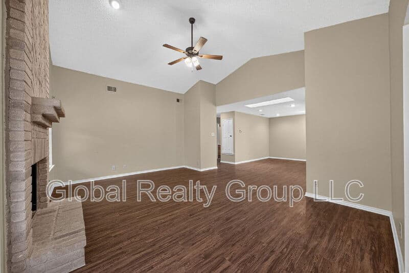 Universal City House: 118 Golden Way