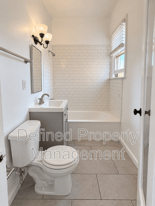 Echo Park Condo: 1324 Calumet Ave