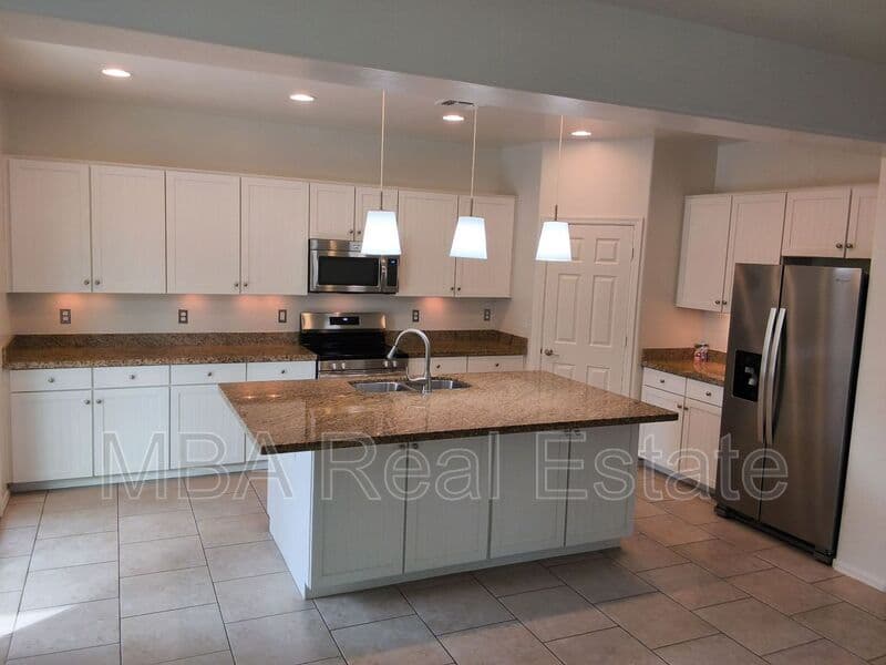 Mesa House: 3031 E Regina St