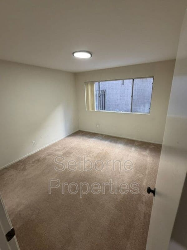 Oakland House: 407 Fairmount Ave
