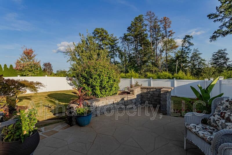 Greenville House: 14 Burl Ct