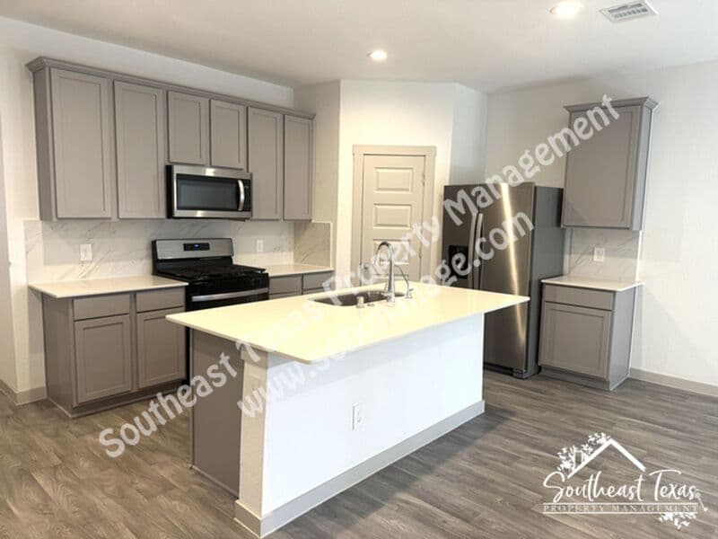 Anahuac House: 111 Lakeway Circle