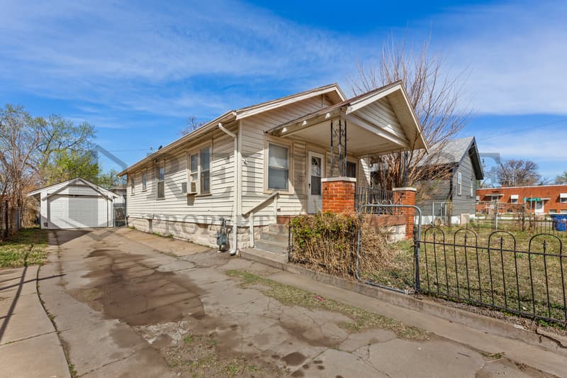Wichita House: 1011 South Marys Drive