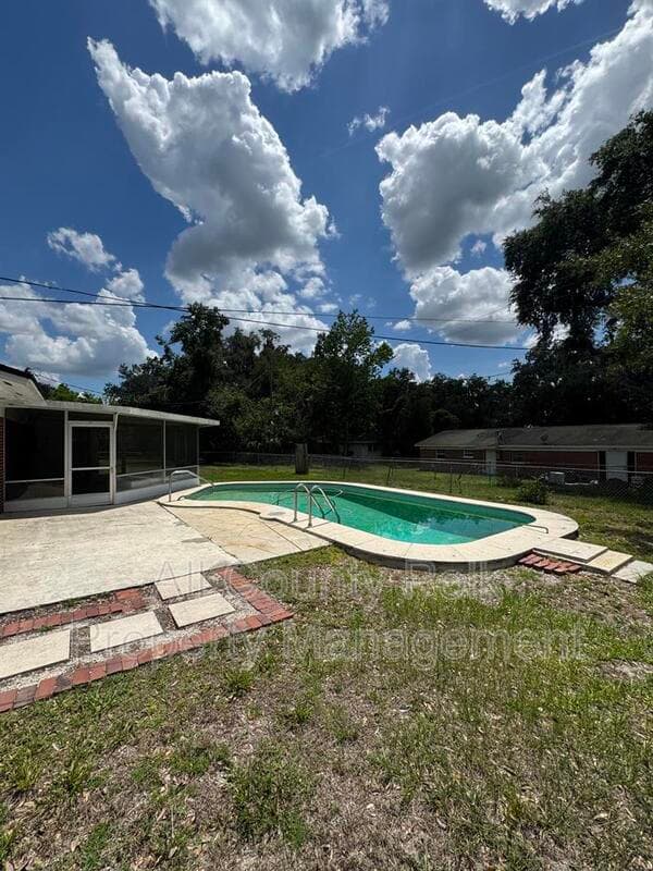 Bartow House: 2255 E Helen Cir