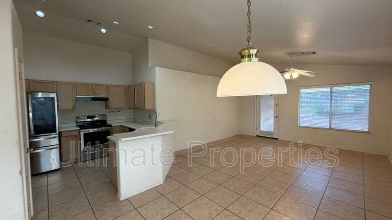 Peoria House: 8002 W Salter Dr