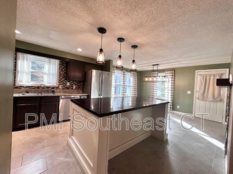 Mystic House: 250 Capstan Ave