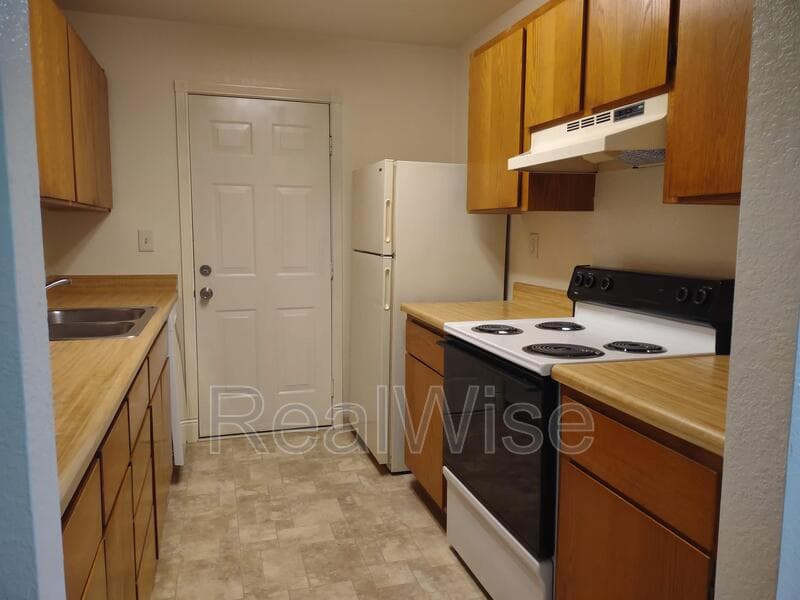 Sutherlin Condo: 120 Sunny Ln