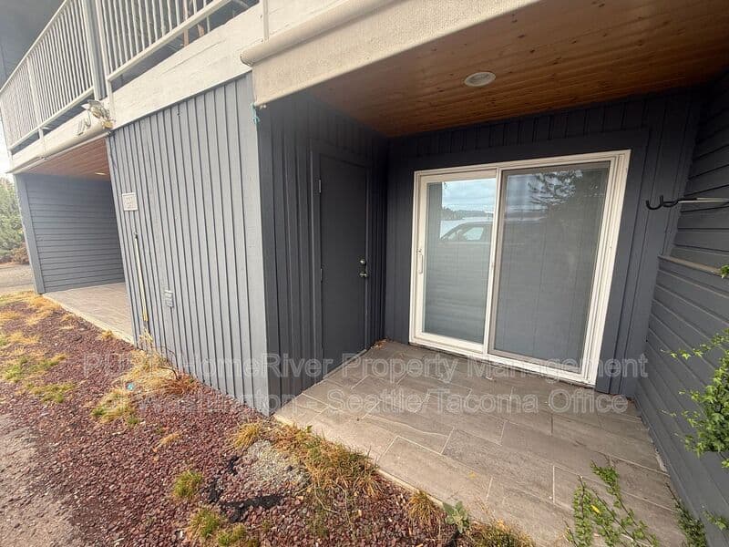 Renton Condo: 3306 Lake Washington Blvd N
