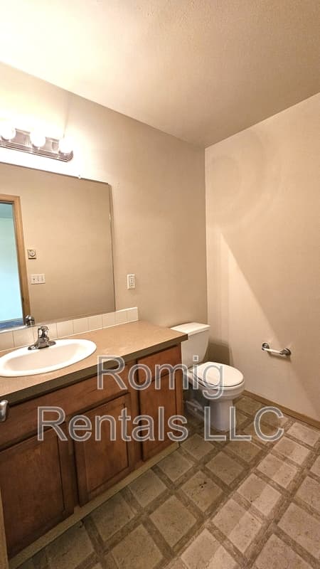 Vancouver House: 4484 Northeast Nicholson Loop