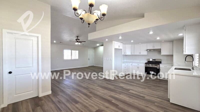Hesperia House: 8305 Topaz Ave