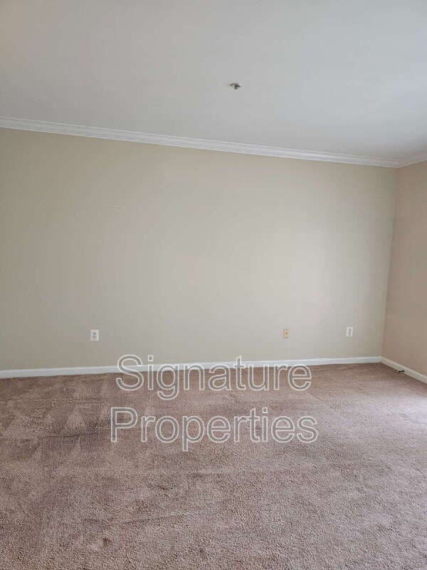 Alexandria Condo: 4551 Strutfield Ln