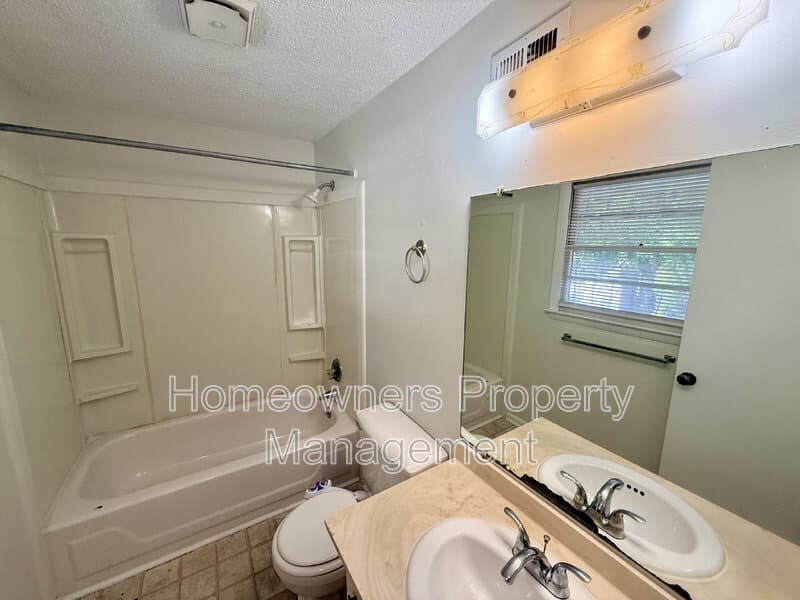 Fayetteville House: 599 Winding Creek Rd