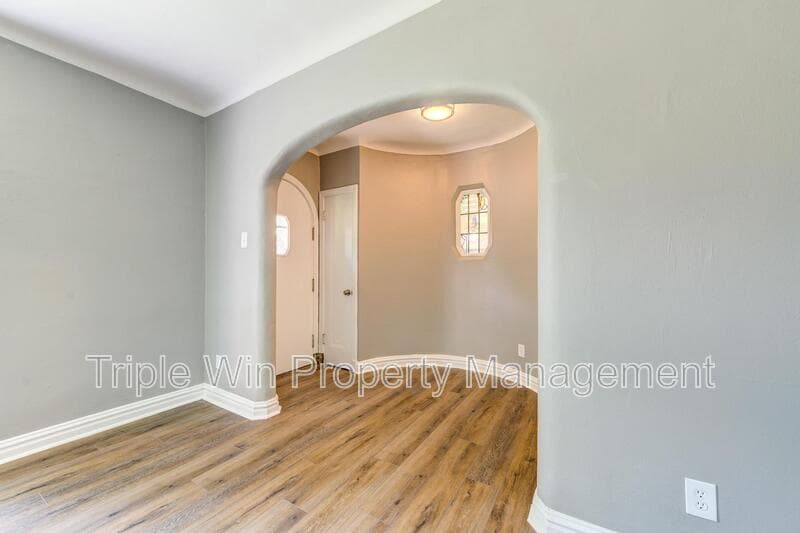 Saint Louis House: 8601 Virgil Ave