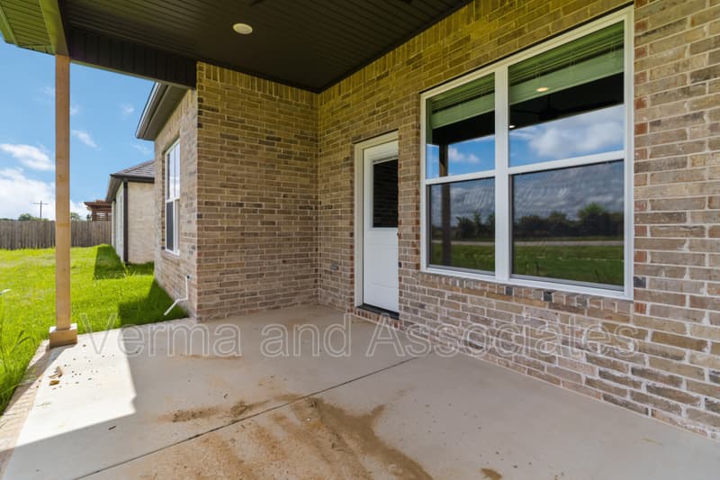 Centerton House: 980 Trestle Ln