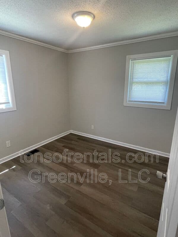 Spartanburg House: 695 Saxon Ave