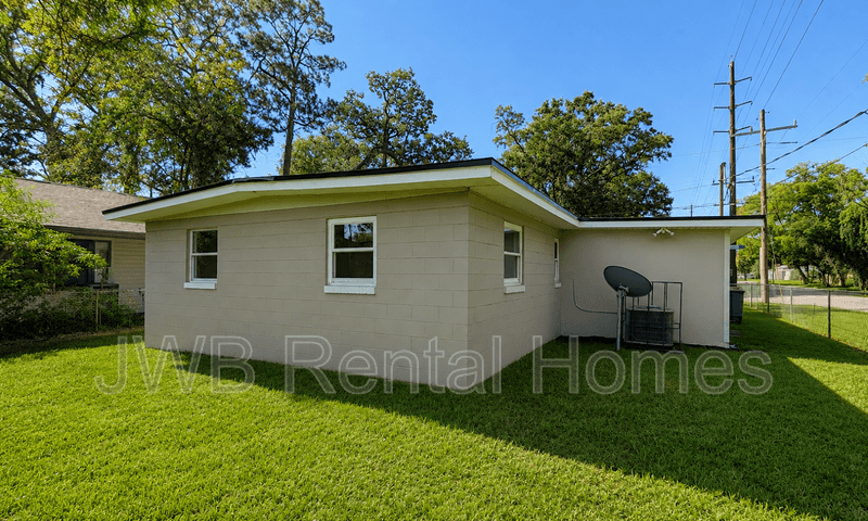 Jacksonville House: 3359 Phyllis St