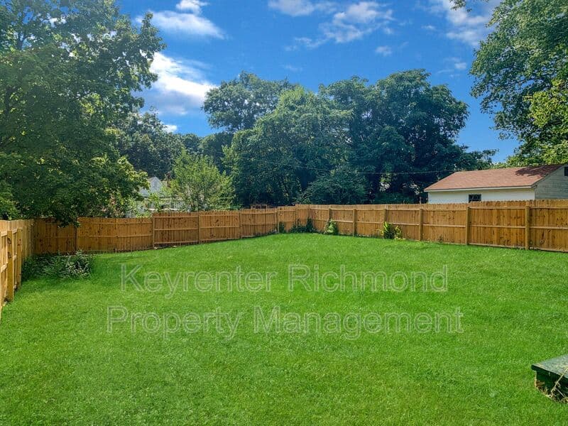 Richmond House: 4511 Maverick Avenue