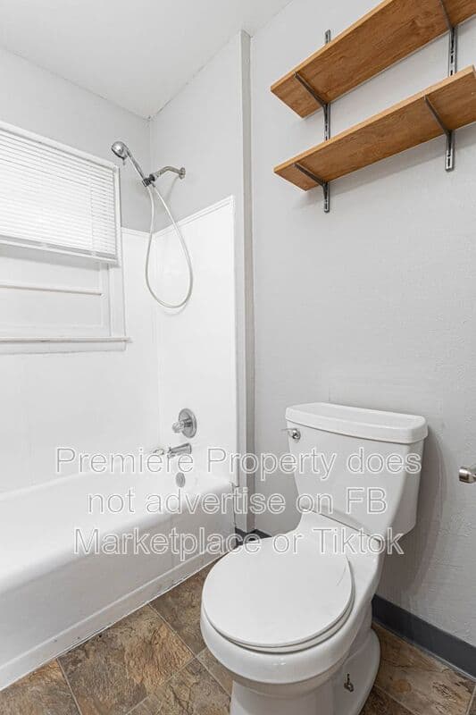 Independence Townhome: 1139 1/2 S Haden St