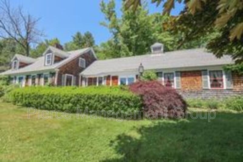 Henniker House: 32 Morse Circle