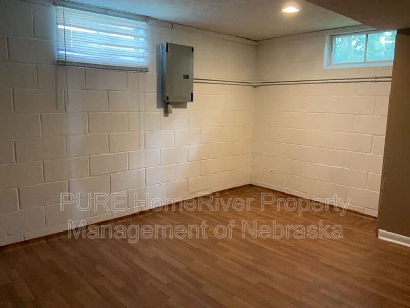 Omaha House: 5236 Ames Ave