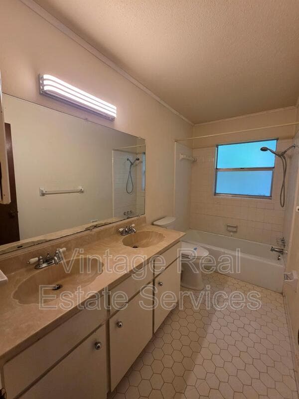 Lakeland House: 1028 Wildwood W