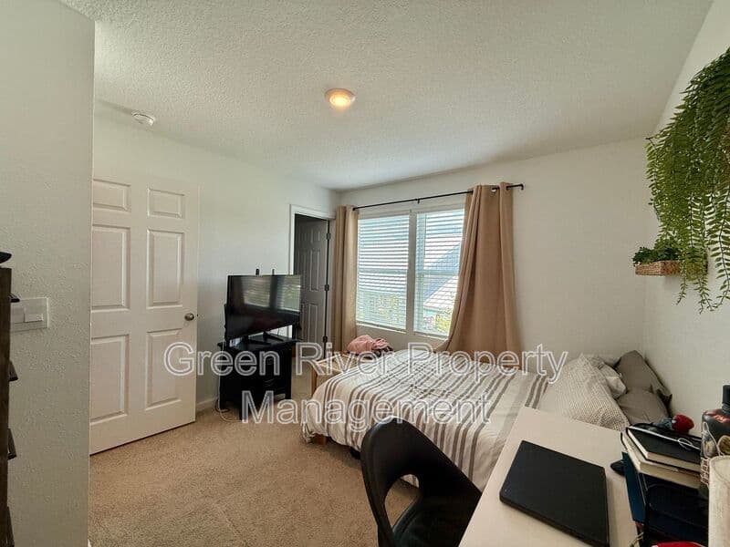Jacksonville House: 4922 Earthshine Road