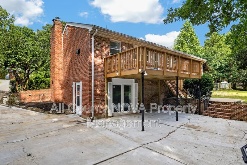 Alexandria House: 6104 Saint John Drive