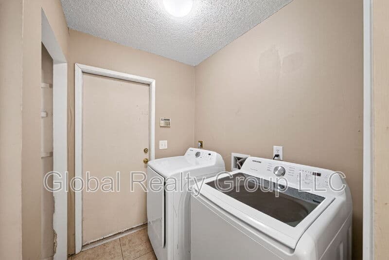 Live Oak House: 7713 Narrow Pass St