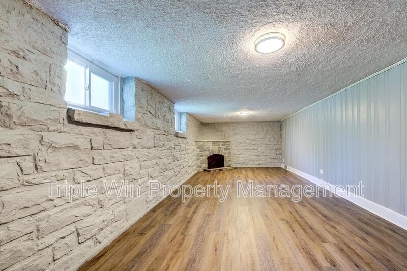 Saint Louis House: 8601 Virgil Ave