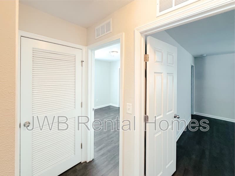 Jacksonville House: 6704 Elwood Ave