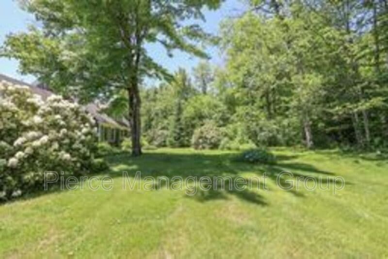 Henniker House: 32 Morse Circle