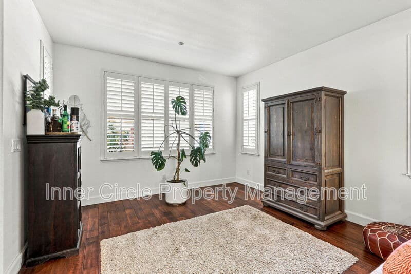 Brentwood House: 374 Olive Street